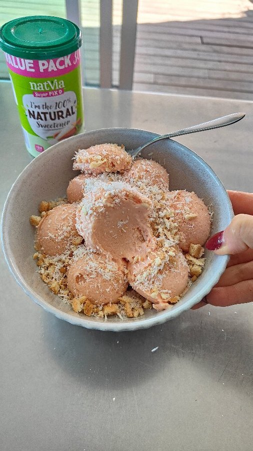 Instagram post by @jemma.nutritionist for Natvia. Caption reads: strawberry & mango frozen yogurt 🍓🥭 230....
