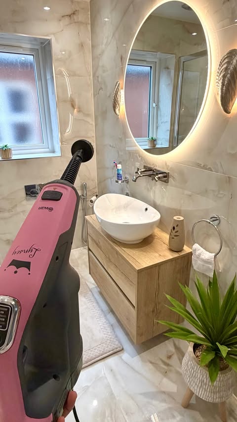 Instagram post by @moments_by_claudia for Swan Brand. Caption reads: [...] your home, I can definitely recommend....