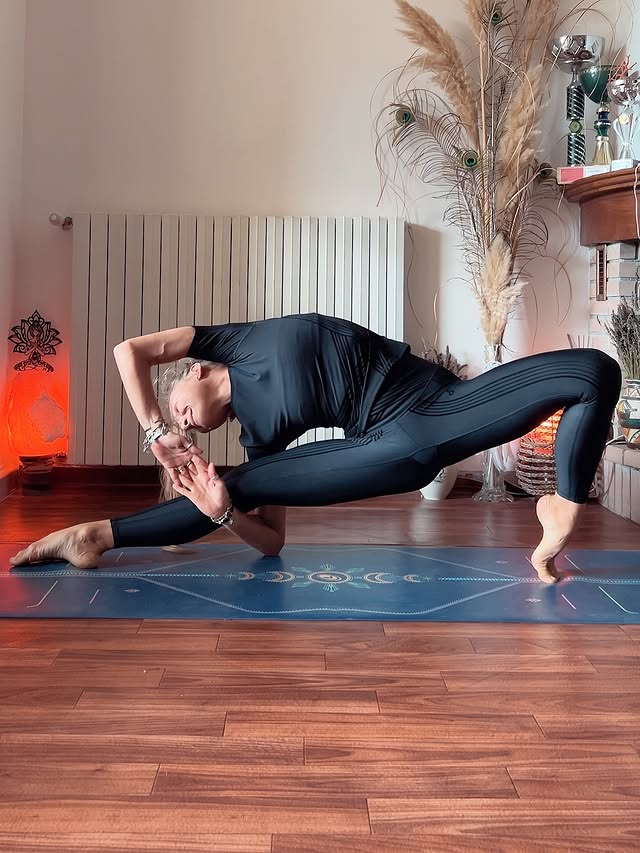 Instagram post by @insta_yogini for Fanka. Caption reads: #FankaWellnessInnerLight

Ignite your inner [...].