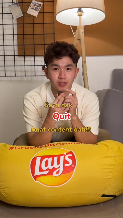 Instagram post by @teefoodd for Lay's. Caption reads: Tahun ni saya belajar, berkembang, dan capai....