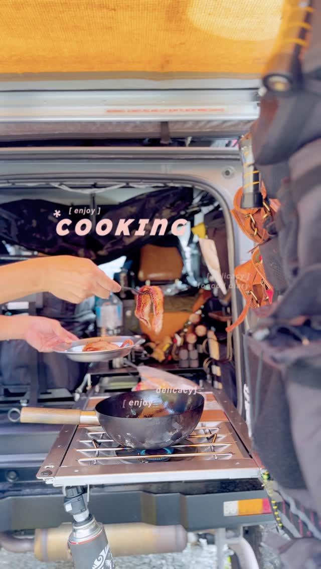 Instagram post by @dog_and_momonga.jimny for Snow Peak. Caption reads: breakfast🍳hotdog
朝のジムニーベースで、ホットドッグ。
オーバーランドスタイルで手....