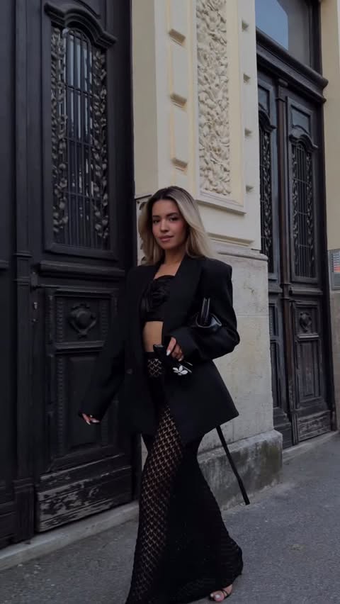 Instagram post by @andelica7 for CAROLINA HERRERA. Caption reads: [...] ne možeš proći nezapaženo. 🖤....