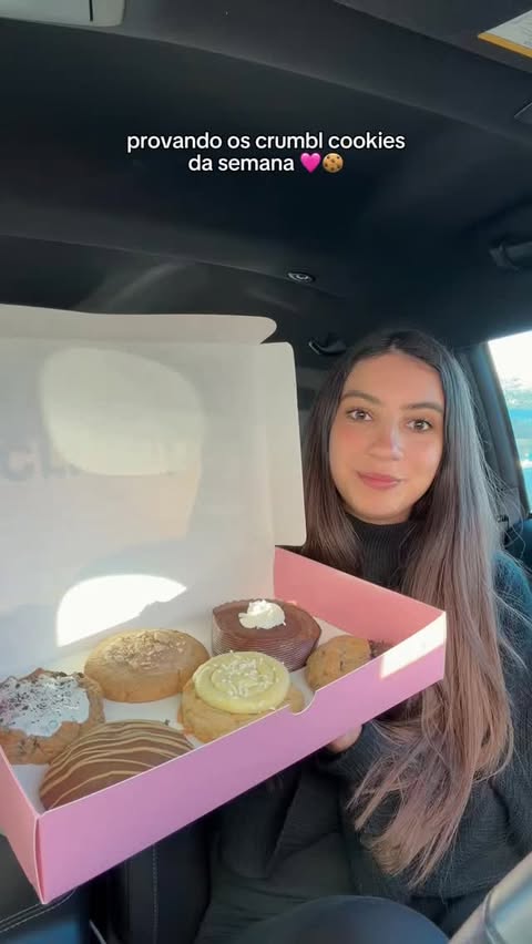 Instagram post by @mahhney for Oats Overnight. Caption reads: [...] os crumbl cookies da semana com oats....