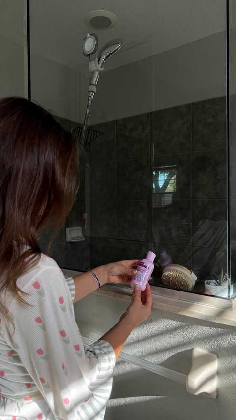 Instagram post by @itsamanthalee for Love Wellness. Caption reads: Love Wellness pH balanced cleanser:....