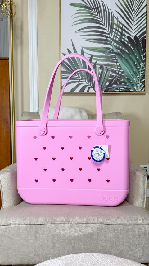 Instagram post by @itsniurkadavis for BOGGBAG. Caption reads: [...] get the hype.

I went with the Original....