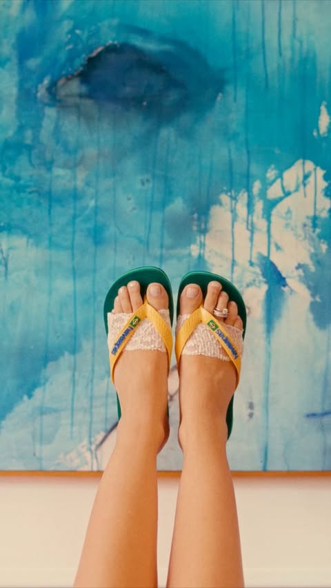 Instagram post by @mariabolelli for Havaianas. Caption reads: rings on rings, styling de anéis feat. the one and....