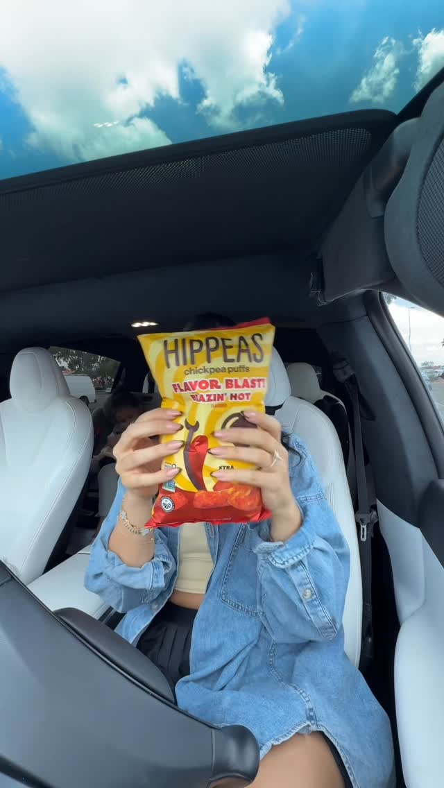 Instagram post by @niikkifogg for Hippeas. Caption reads: #hippeaspartner Just found my new snack obsession....