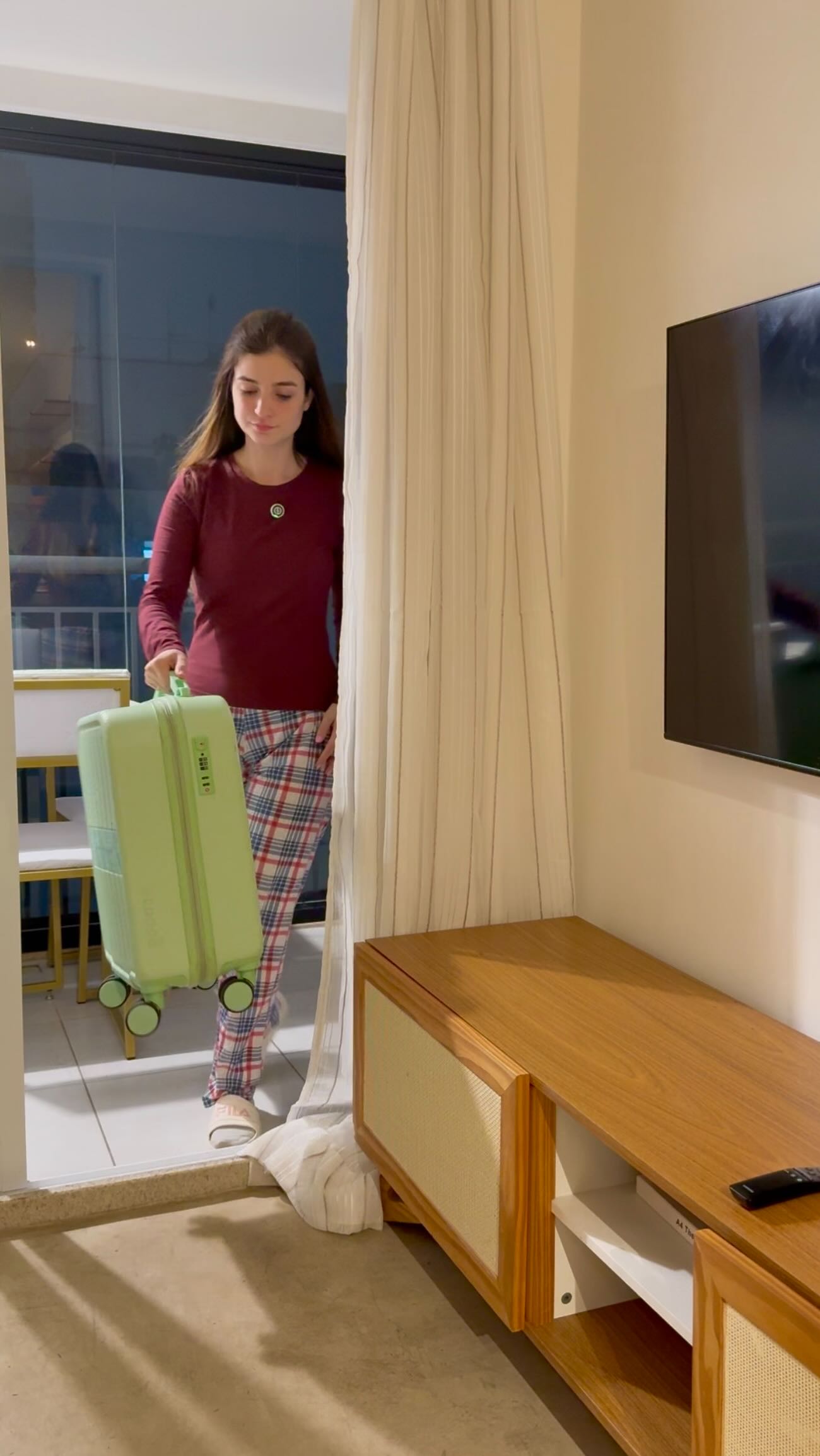 Instagram post by @jordanavucetic for Gocase. Caption reads: Vlog matinal de viagem para Miami 🇺🇸❤️ é óbvio....