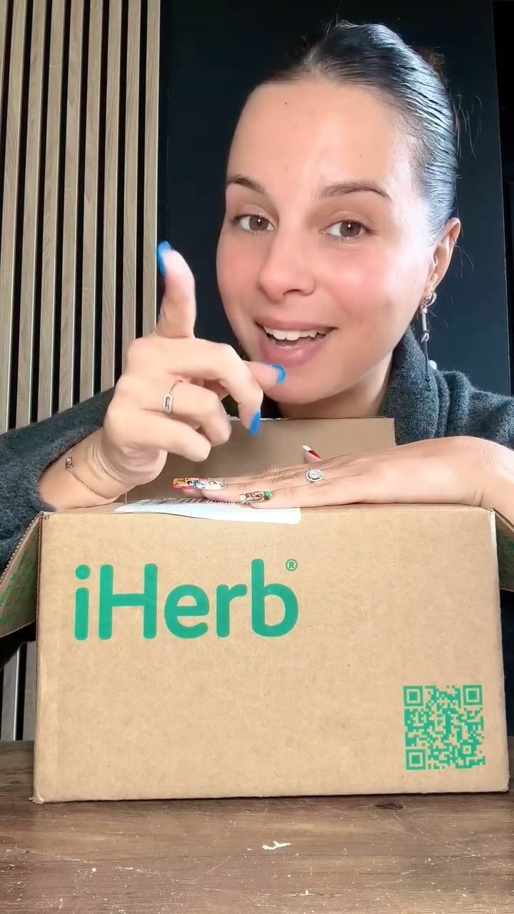 Instagram post by @paulinebcht___ for iHerb. Caption reads: Est ce que je suis la seule à m’intéresser de plus....