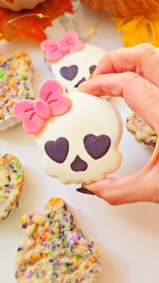 Instagram post by @sashacakeschicago for Fancy Sprinkles. Caption reads: Hello Kitty, but make her Sprinkly....