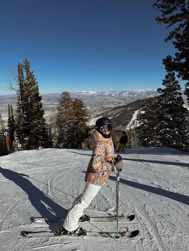 Instagram post by @isabellejensennn for ROXY. Caption reads: it’s always a good ski day dressed in @roxy 🩵🎿....