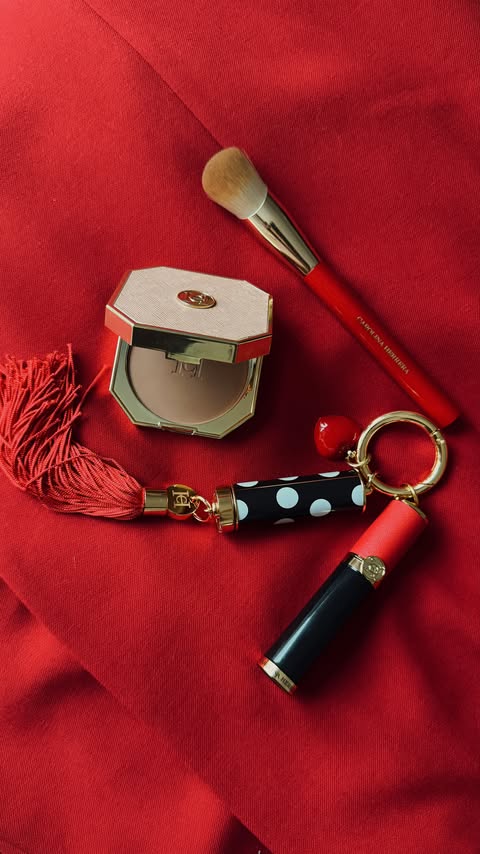 Instagram post by @luciabarcena for Carolina Herrera. Caption reads: Mis esenciales para cualquier look estas Navidades....