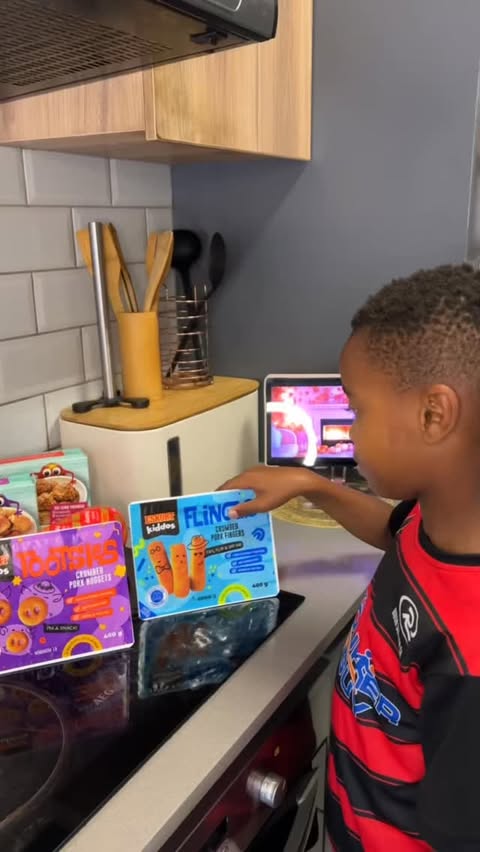 Instagram post by @annah_zatu for Brand Advisor. Caption reads: Moms, meet your new lifesaver 😍 Eskort kiddos —....