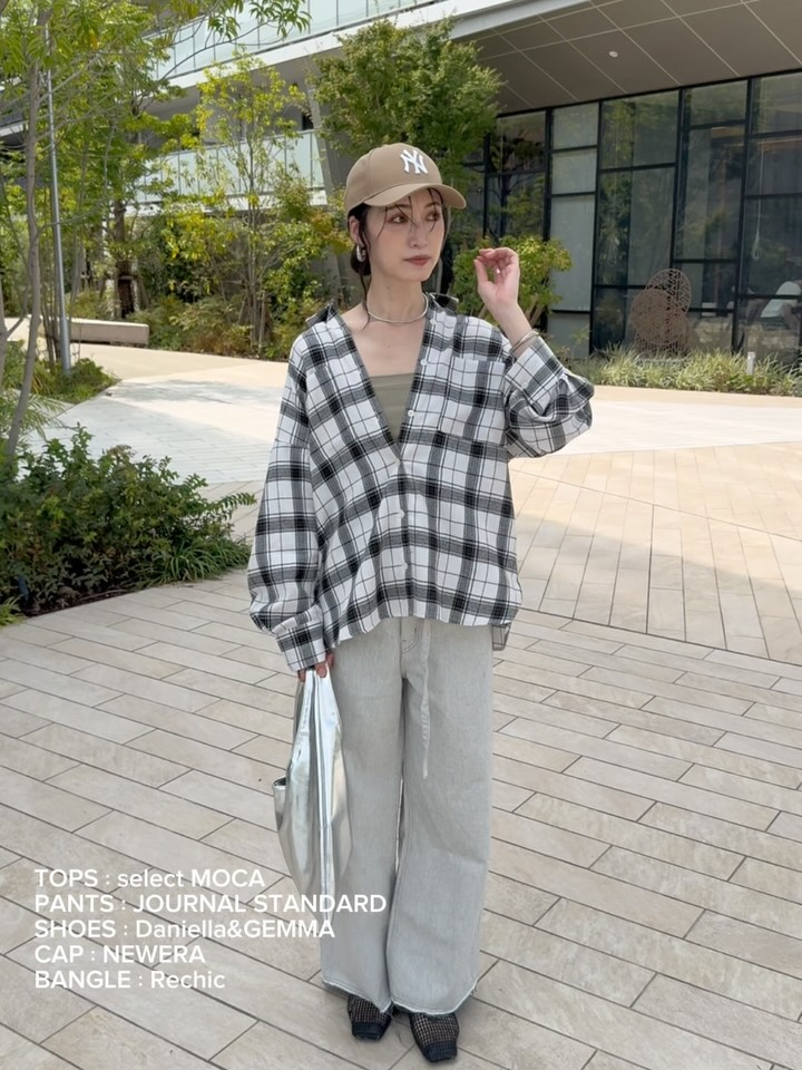 Instagram post by @oimo_30_omio for SELECT MOCA. Caption reads: 朝晩の気温が何となく秋🍁
キャミにサラッとチェックシャツ羽織ってみました。よく見るとチェック柄にベ....