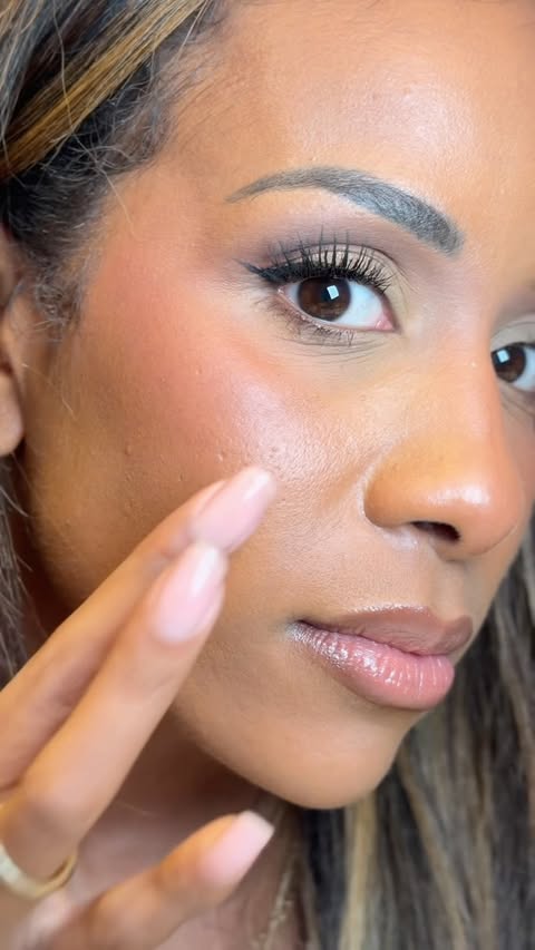 Instagram post by @msnewslady for IT Cosmetics. Caption reads: [...] 30% off (and makes the perfect gift).....
