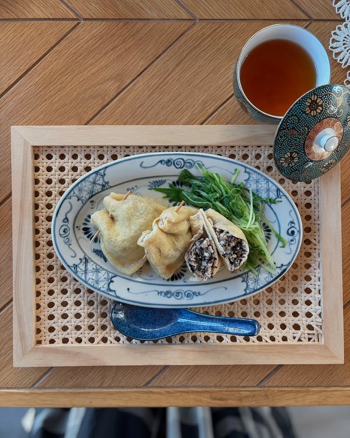 Instagram post by @yuki710 for ESSEonline. Caption reads: ESSEの企画で、日本豆類協会のプロモーションに参加🥘

ワタナベマキさん考案のレシピで、
あずき....