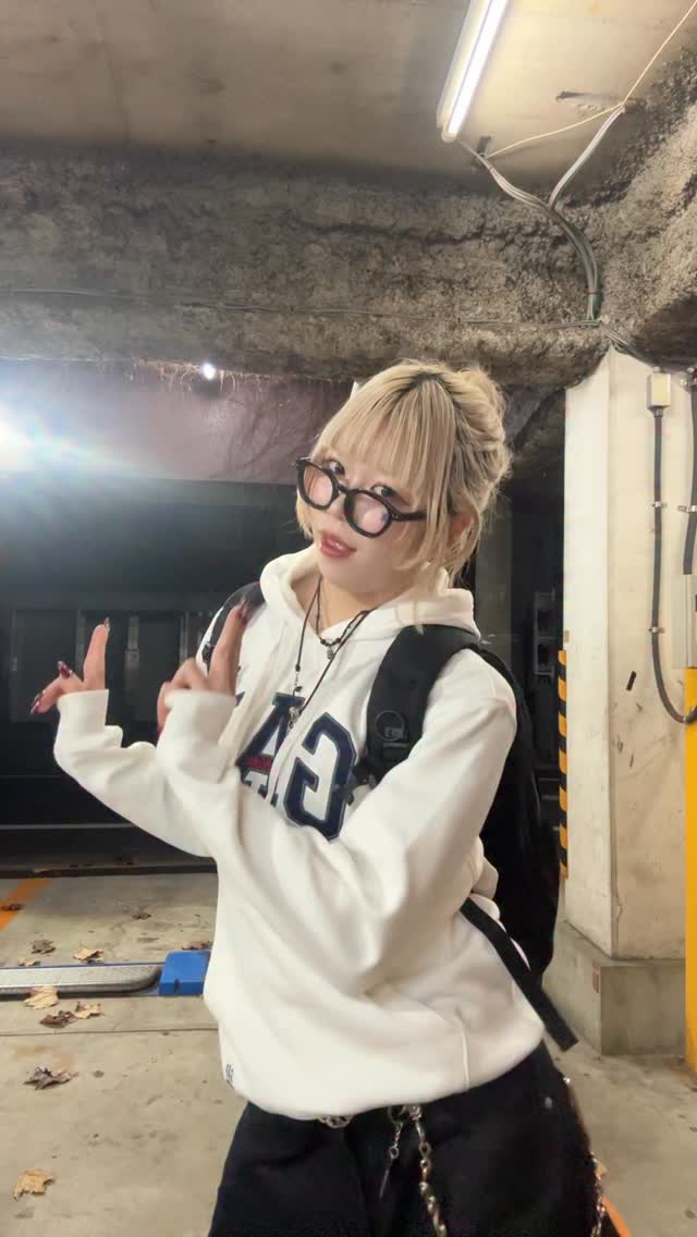 Instagram post by @____kmt._ for Gap Inc.. Caption reads: outfit🌀

GAPのブラックフライデーで¥2,990で買えるパーカーが可愛すぎる😽
　
#....