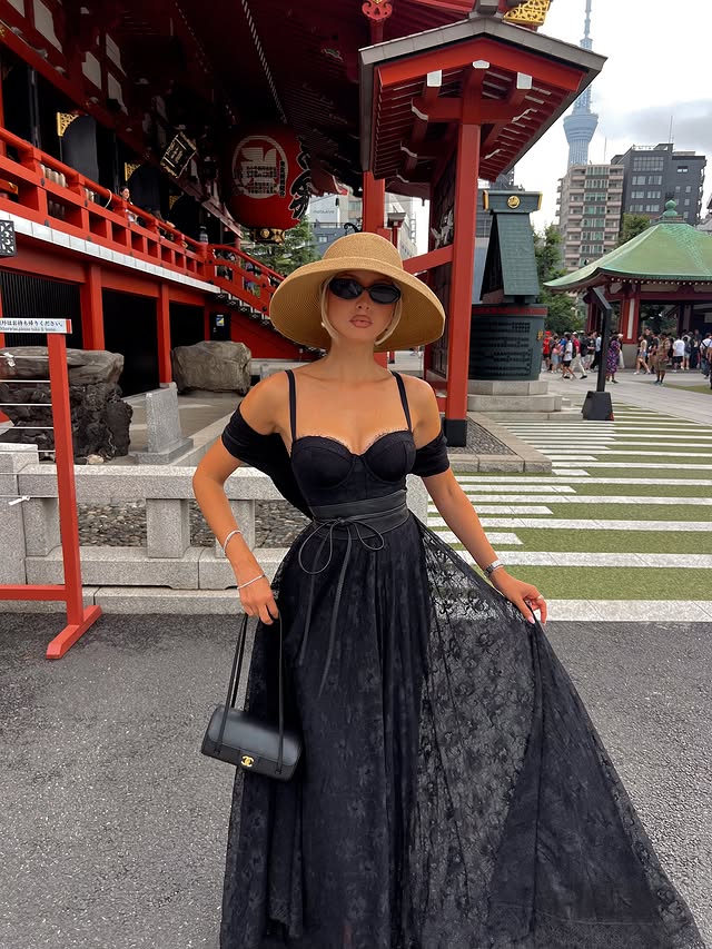 Instagram post by @sosazerafa for TA3. Caption reads: [...] in every corner of Tokyo 🖤🥢 Wearing: @ta3....