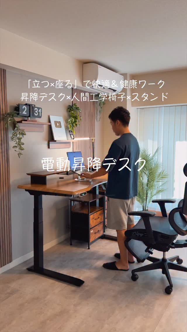 Instagram post by @takechi0318 for FlexiSpot.JP. Caption reads: クリエイター必須アイテムの昇降デスクがついに届きました！

ワークスペースが本格的にアップデートしま....