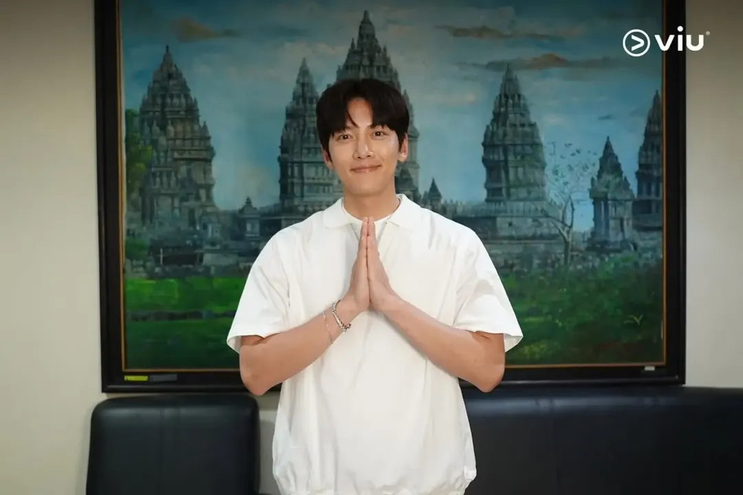 Instagram post by @jichangwook_id for Viu Indonesia. Caption reads: [...] and Happy holidays 🫰🫶💃 Repost....