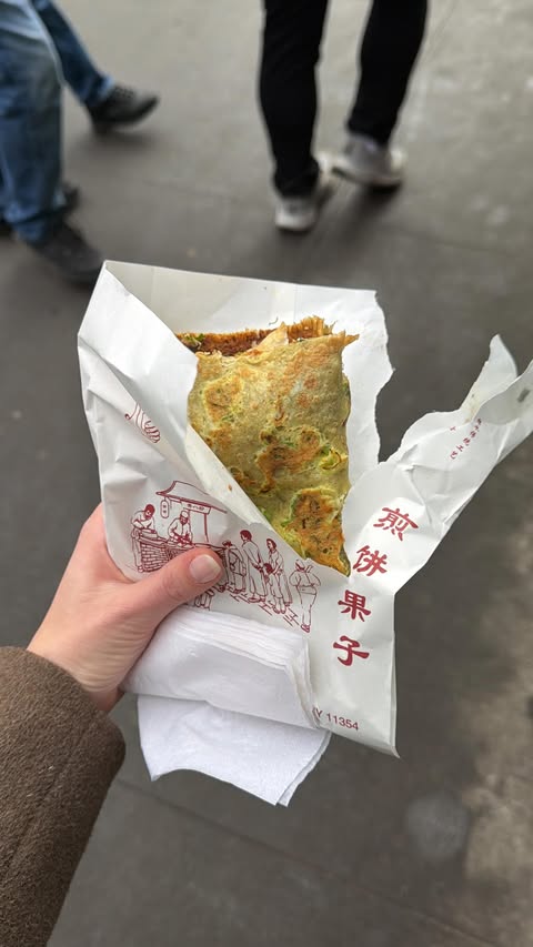 Instagram post by @cabagges.world for GetYourGuide. Caption reads: [...] and eat in nyc! We booked a tour on....