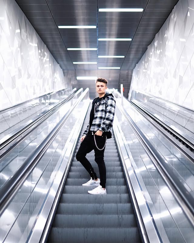 Instagram post by @leonbrdn for BALR.. Caption reads: [...] more stores with discounts ☃️Shoutout to....