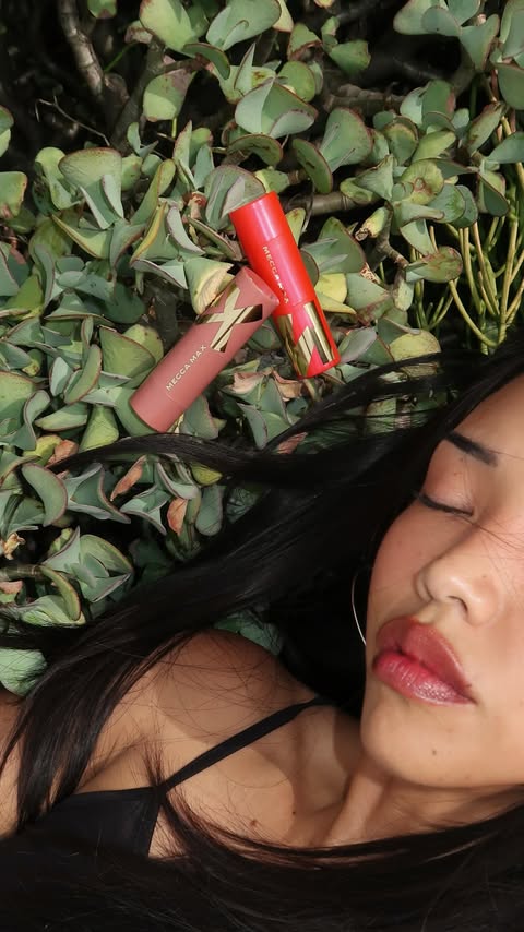 Instagram post by @rachelteetyler for MECCA. Caption reads: fresh lil summer beat ft my fav @meccamax holiday....