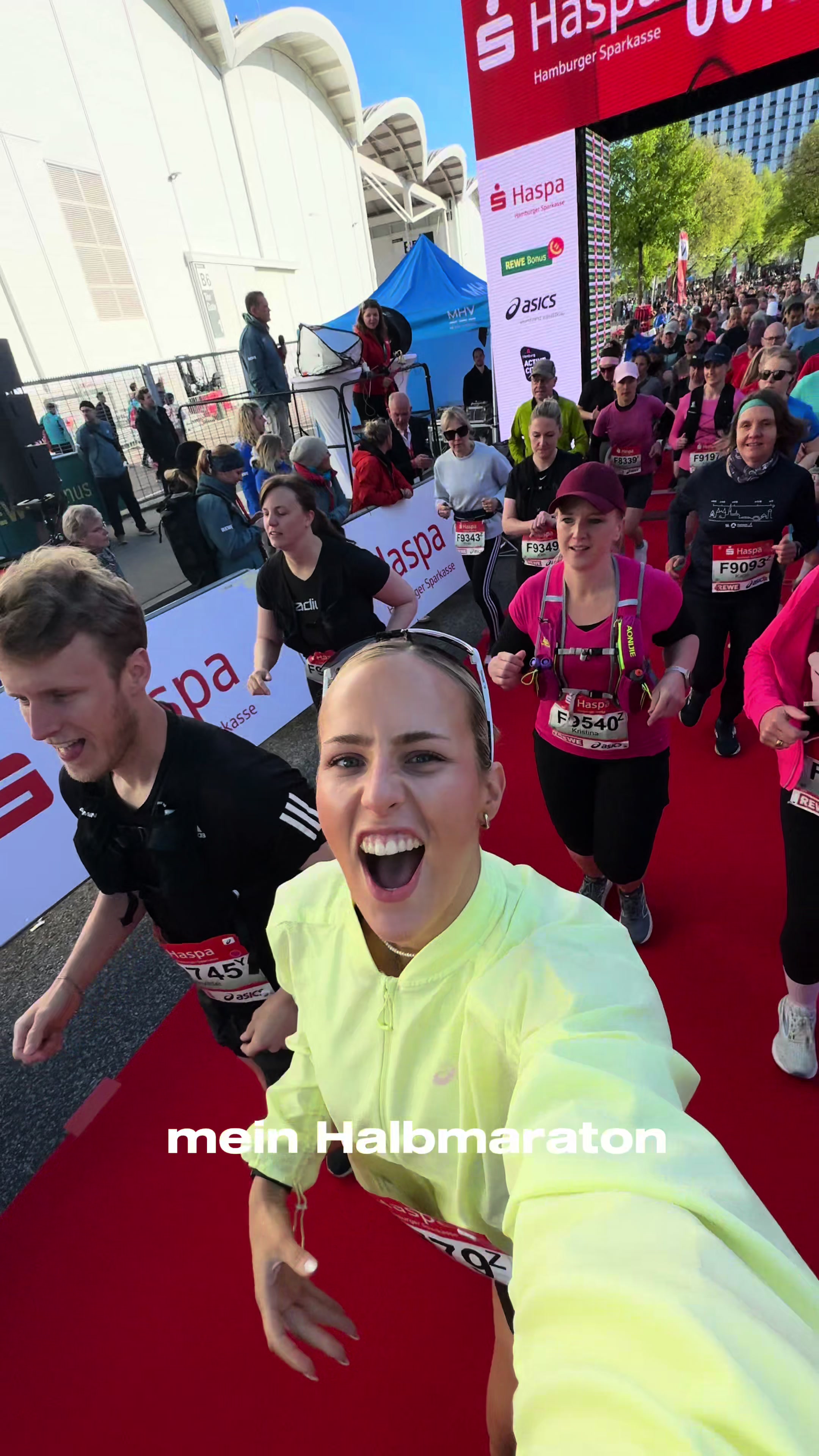 TikTok post by @fitmitdebbs for WHOOP. Caption reads: [...] ist mir erst aufgefallen, dass @WHOOP mir....