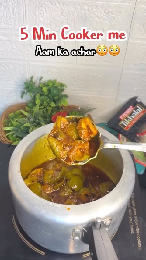 Instagram post by @khana_hi_khana777 for Everest Spices. Caption reads: [...] kese lagi @everest_tastemasters....