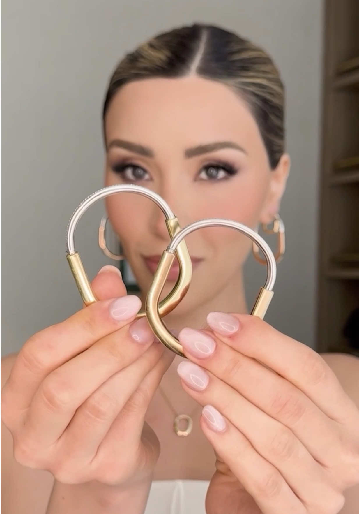 TikTok post by @priscyescoto for Tiffany & Co.. Caption reads: Joyitas @Tiffany&Co. 🩵🩵🩵 #priscyescoto....