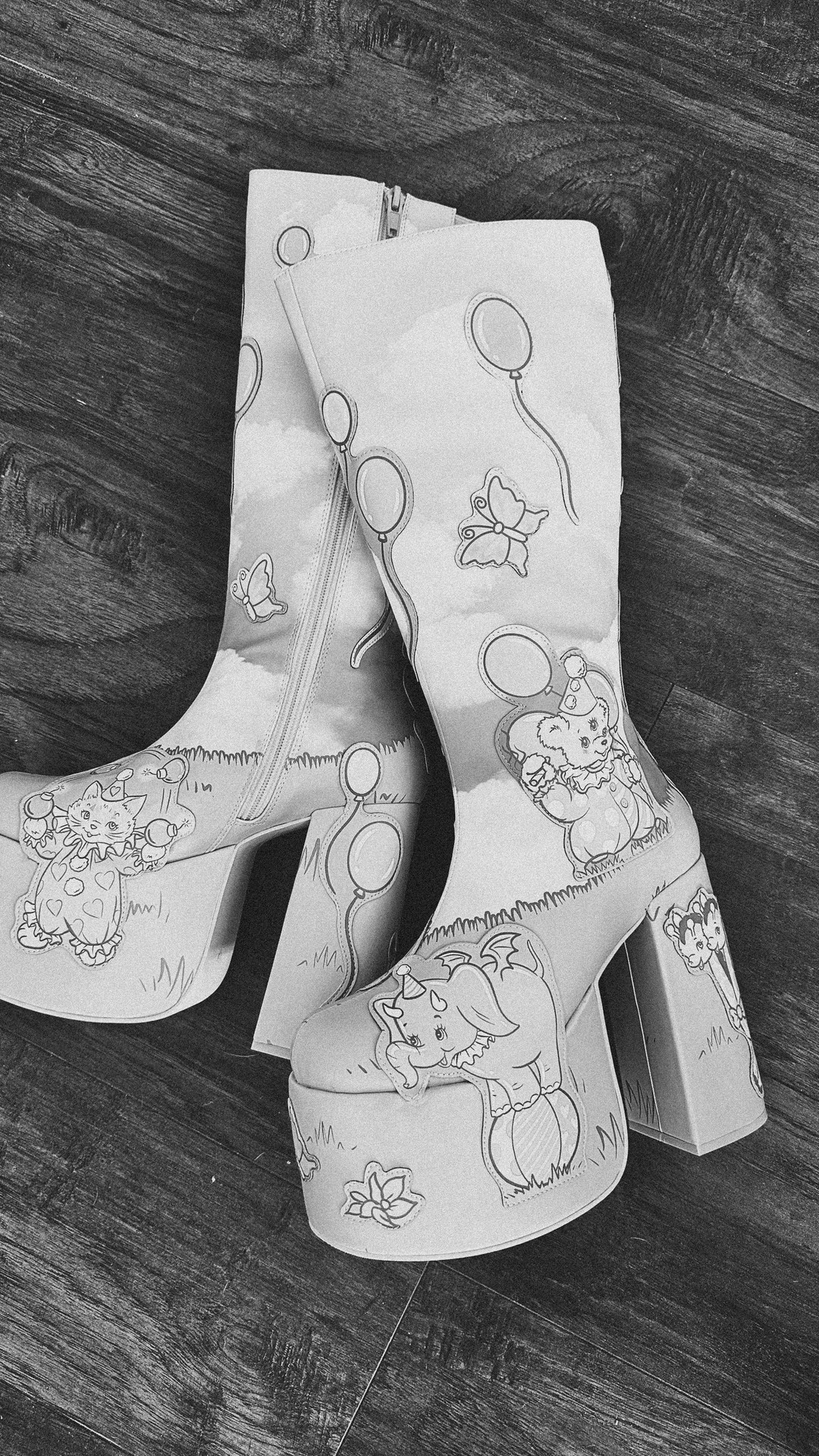 Instagram post by @laputarka for Dolls Kill. Caption reads: Mis botas espectaculares de @dollskill 😏.