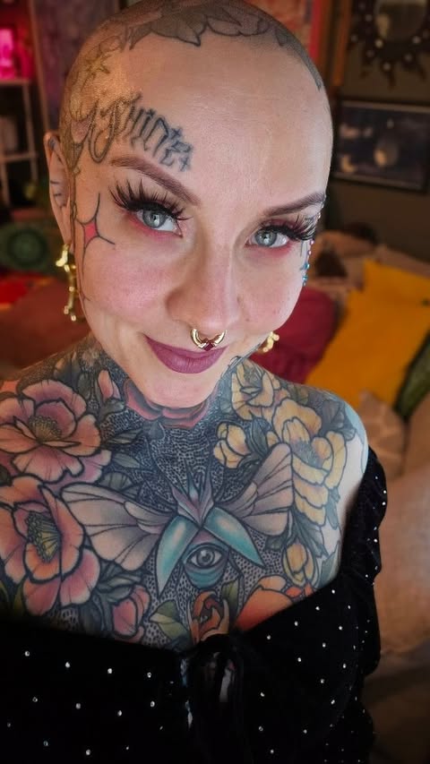 Instagram post by @mini.malisti for Custom Plugs. Caption reads: . Ad/ @ukcustomplugs ✨️ This jewelry will rock....