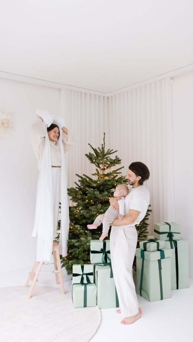 Instagram post by @serafimagermann for ifolor. Caption reads: AD | Memorable Christmas present idea 🎄✨

pick up....