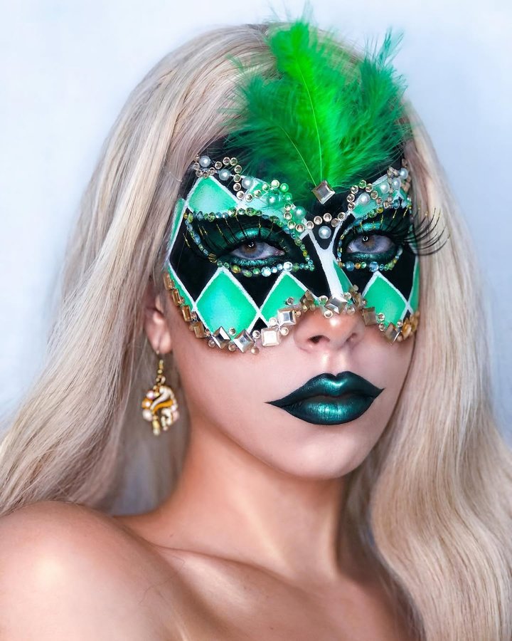 Instagram post by @sara_scek for Snazaroo. Caption reads: the woman behind the mask 🎭
.
.
For this look I....