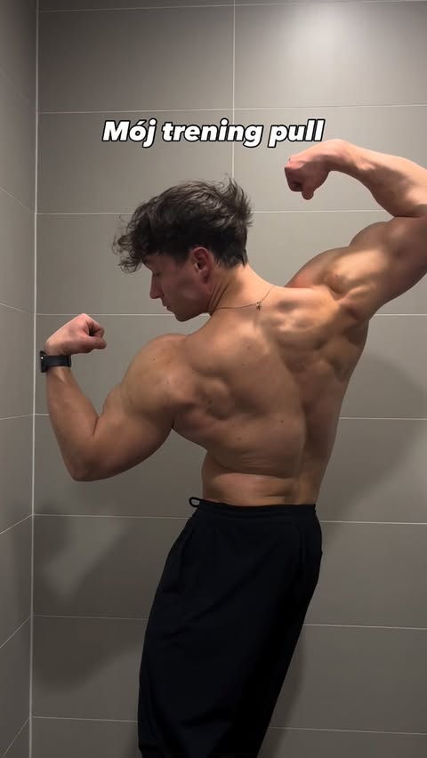 Instagram post by @rafsonn for KFD. Caption reads: [reklama] Powered by @kfdnutrition kod RAFSON 🐉....