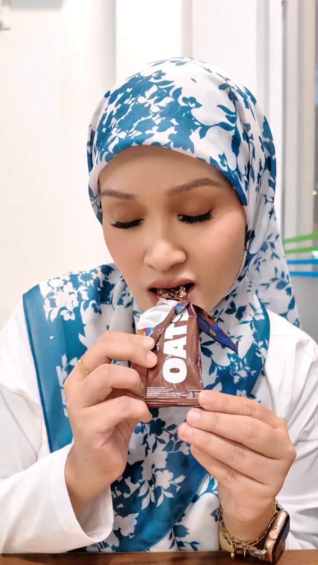 Instagram post by @arratouch for OATSIDE. Caption reads: OATSIDE Crunch dah masuk Malaysia 😱 Mmg cruchy....