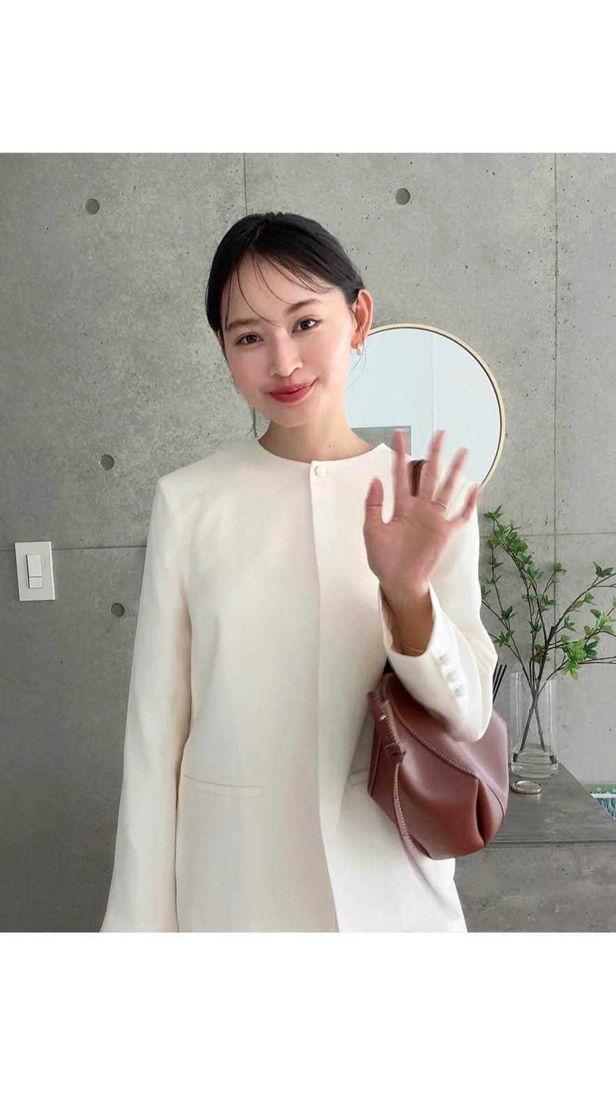 Instagram post by @shihori.hananoe for Poleneparis. Caption reads: today's outfit 🦙🤍💄

今が1番良い季節🌿✨

jacket & skirt....