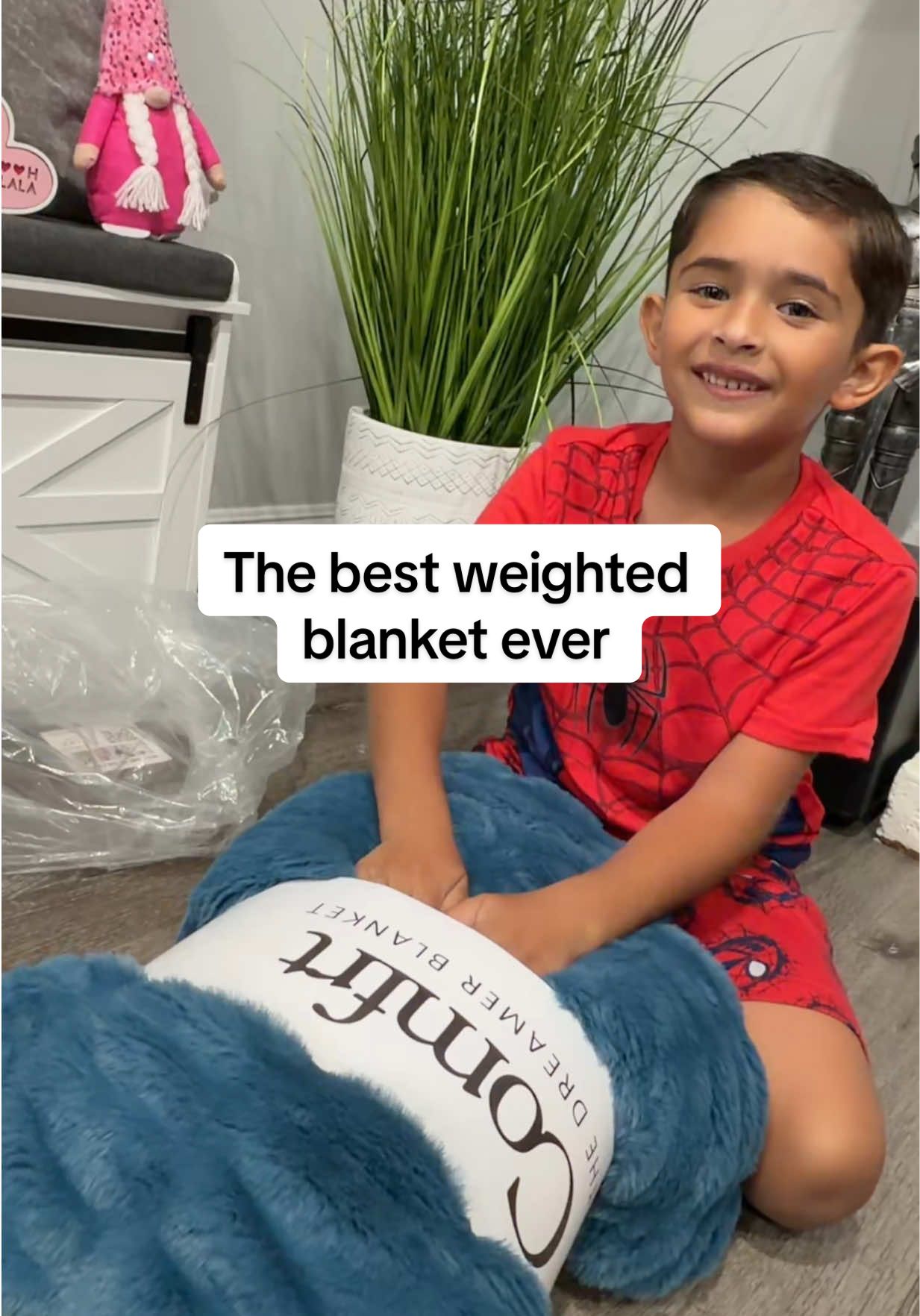 TikTok post by @its.me_sin for Comfrt. Caption reads: This color 😍 @Comfrt #comfrt #weightedblanket....