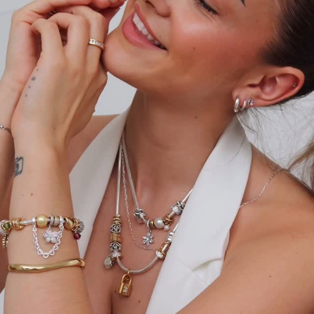 Instagram post by @dominous_dou for Pandora. Caption reads: Zlatá nebo stříbrná? Proč si vybírat, když můžeš....