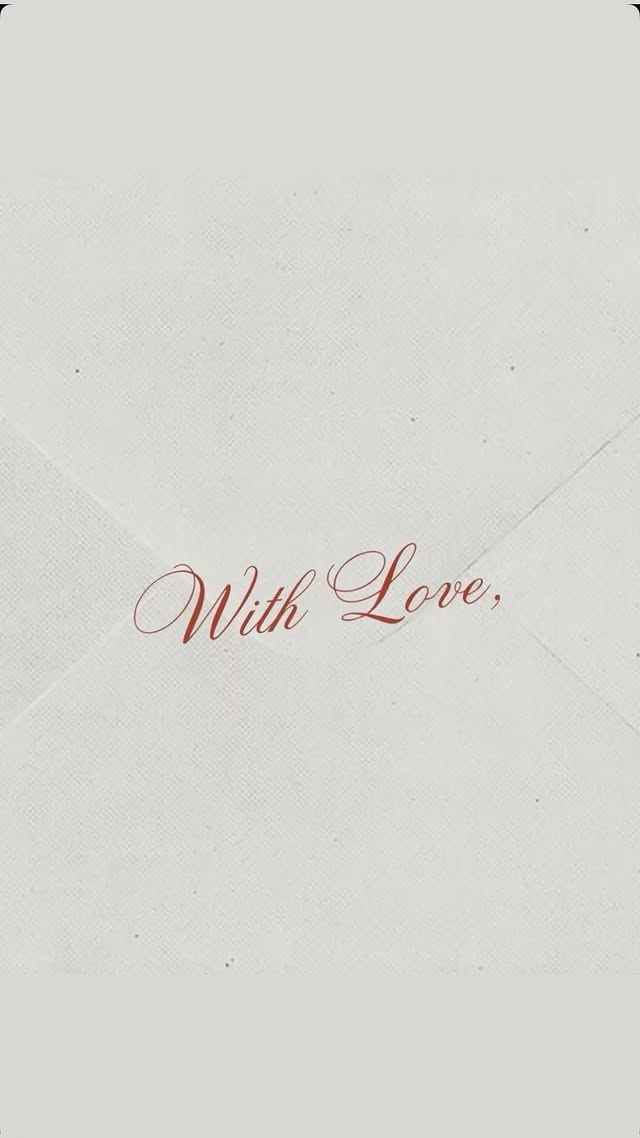 Instagram post by @luisagcas for Fossil. Caption reads: [...] when Christmas arrives 🎄 

#FestivelyFossil....