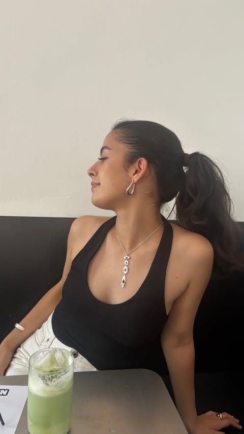 Instagram post by @xhxnni for En Route Jewelry. Caption reads: *ad @enroutejewelry_ 🌟 ready for summer....