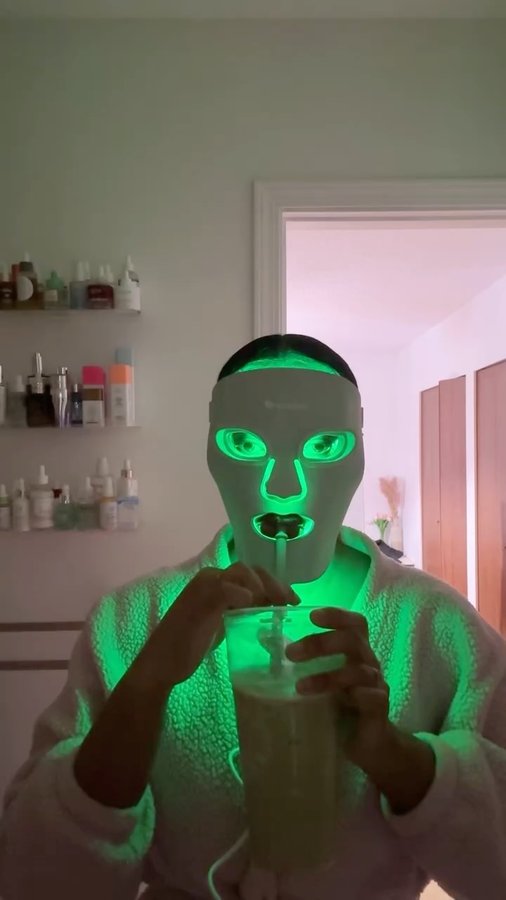 Instagram post by @tatiana.ptrnina for Nanoleaf. Caption reads: light therapy at home ✨ @nanoleaf 

🔥Black Friday....