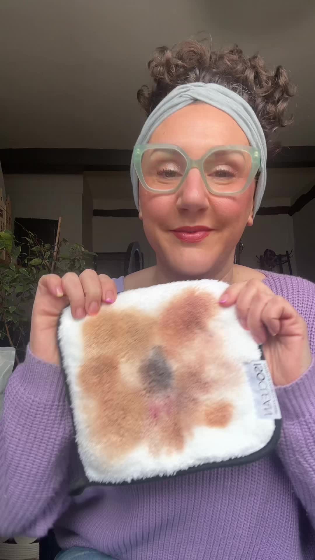 TikTok post by @makeupbykaty_angelidi for ISOCLEAN. Caption reads: [...] for me to clean my brushes @ISOCLEAN....