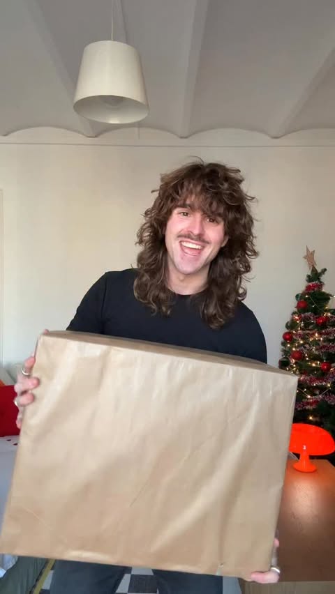 Instagram post by @oscarggc for Pull&Bear. Caption reads: ¿cual es vuestra favorita? ❤️‍🔥 #strangerthings....