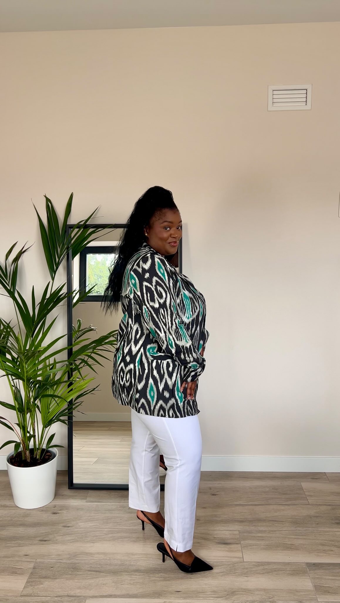 Instagram post by @cocktailsandcurvess for Ulla Popken. Caption reads: Can’t stop smiling in these blazers! 😊 

Getting....