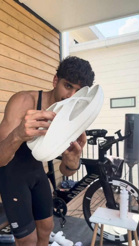 Instagram post by @nirvdoesfitness for OOFOS. Caption reads: Thank you for taking care of my 🦶@oofos ! #oofos....
