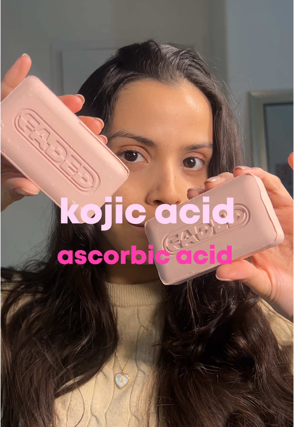 TikTok post by @alesthetician for TOPICALS. Caption reads: me declaro fan #1 de @TOPICALS amo todos sus....