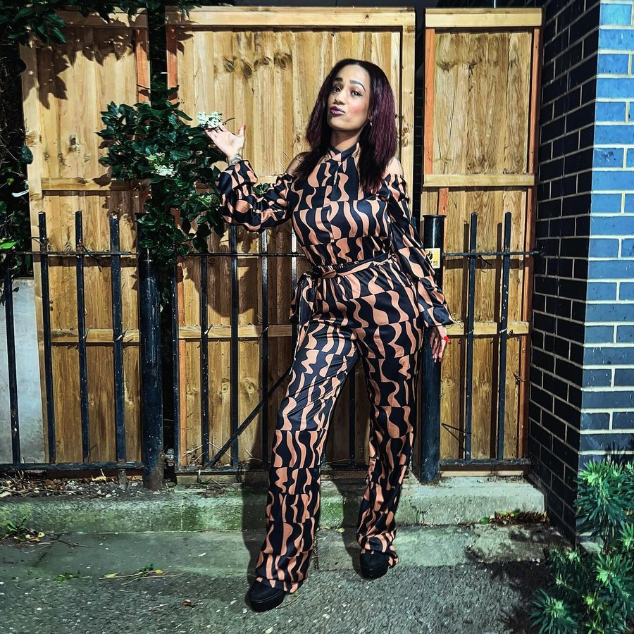 Instagram post by @caramelaabillie_xo for Rosewe. Caption reads: You’re favourite eye candy 😜
•
•
🛍️....