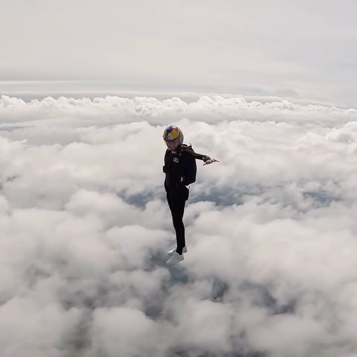 Instagram post by @kuczynska.maja for Coach. Caption reads: Walking through the clouds like 🤺
A short clip....