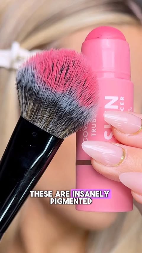 Instagram post by @lolo.lehnen for COVERGIRL. Caption reads: [...] thinking twice… they just NEVER miss ✨....